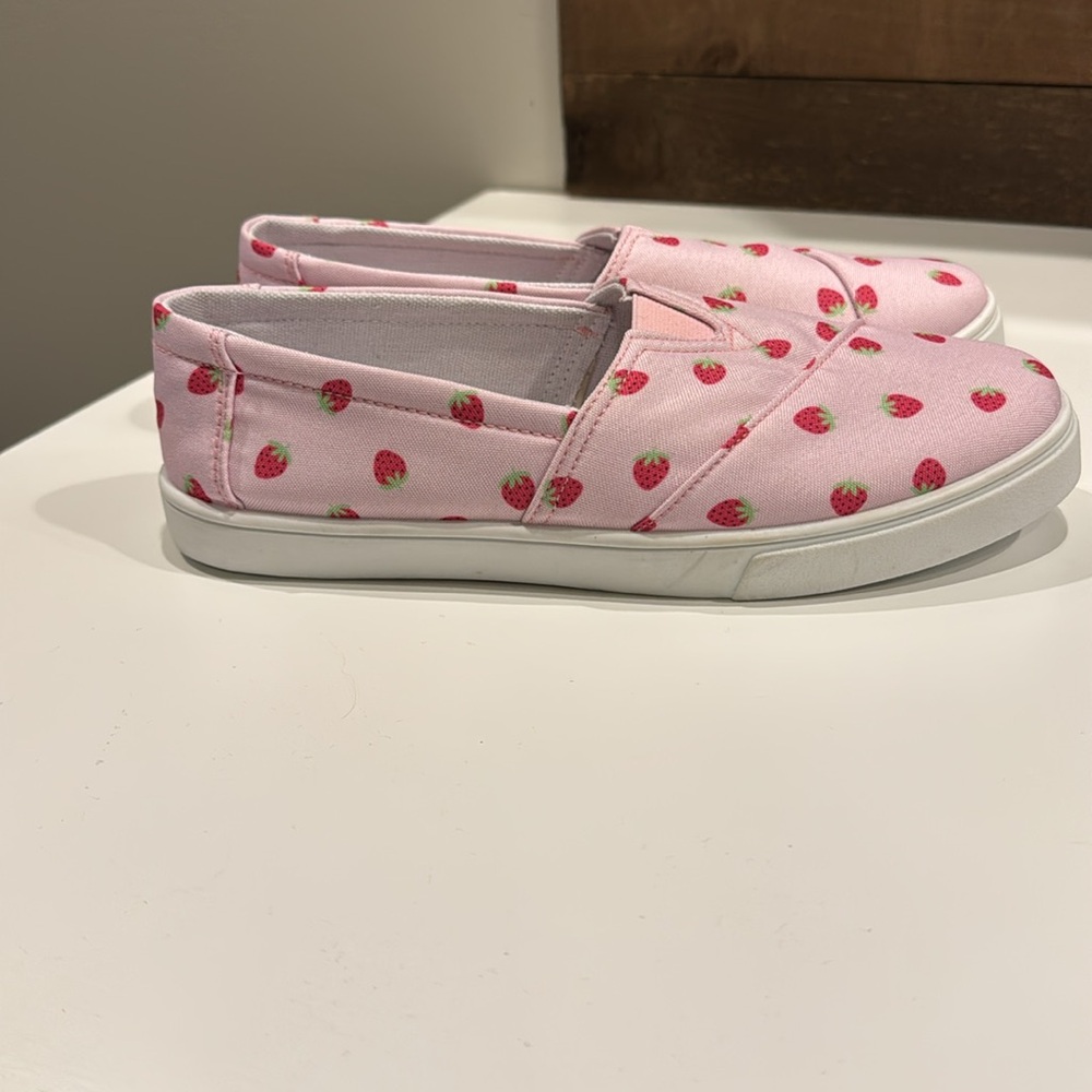 Isaac Mizrahi Women's Strawberry Flats - Picture 5 of 9